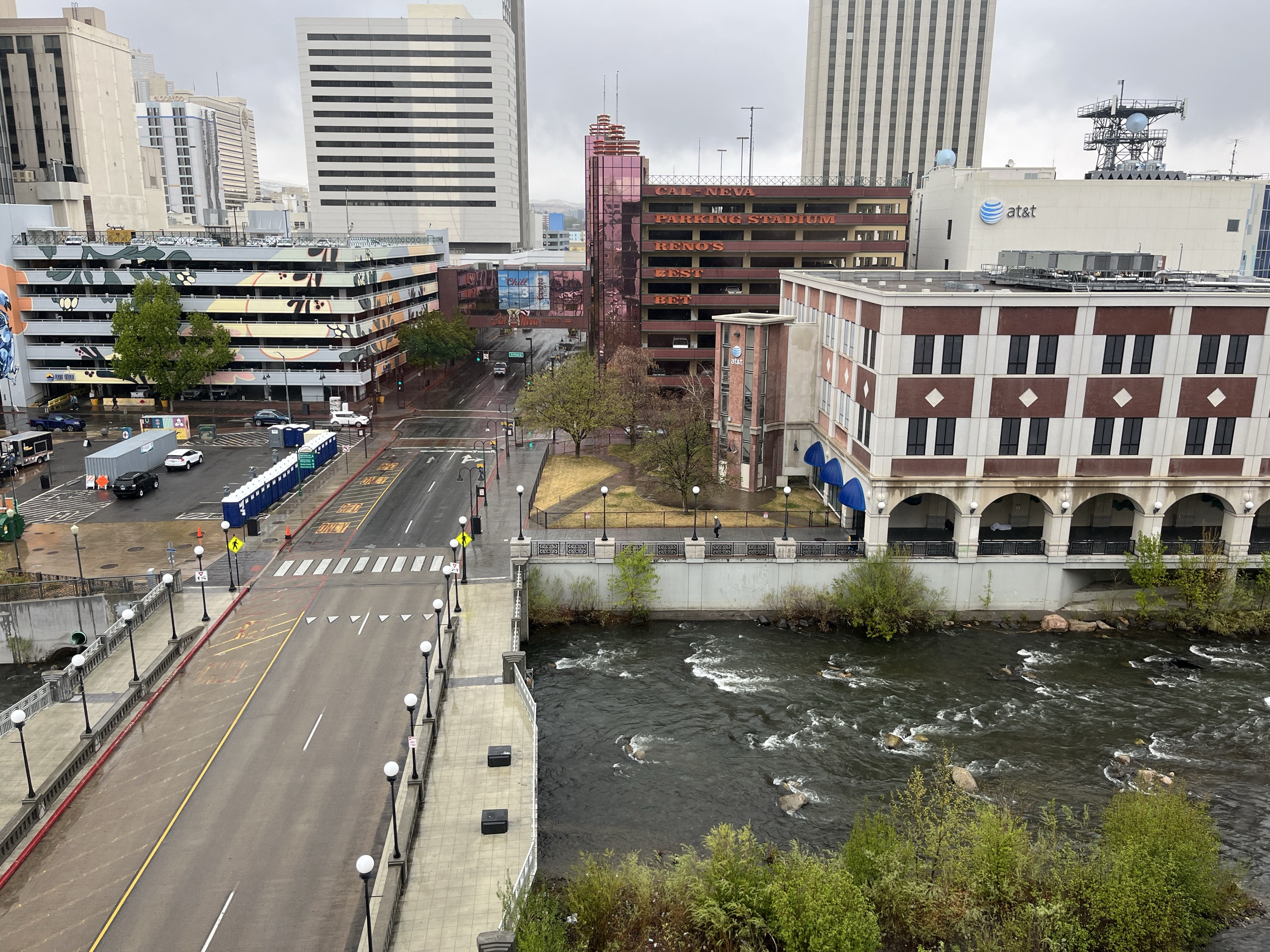 酒店窗口看出去的 Reno 市中心——脚下是 Truckee 河、对面是停车楼和 AT&T 大厦、天空压得很低